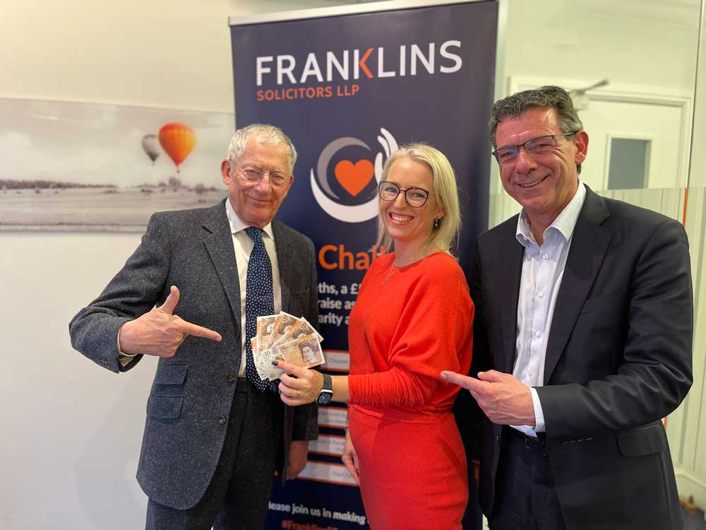 Group-shot-with-money Winner at the Franklins £50 Challenge